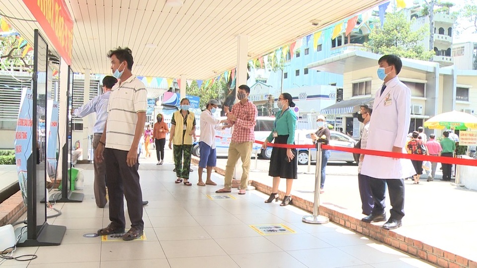 Bệnh viện Chợ Rẫy áp dụng khai báo y tế bắt buộc với 100% người vào viện - 5 Bệnh viện Chợ Rẫy áp dụng khai báo y tế bắt buộc với 100% người vào viện - 5