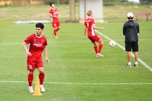 Vắng HLV Park Hang Seo, đội tuyển Việt Nam vẫn miệt mài tập luyện