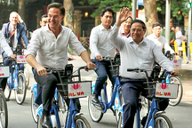 Thủ tướng Hà Lan đạp xe dạo phố và chuyện "hậu trường" của sĩ quan cảnh vệ