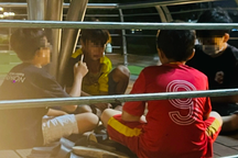 Thấy gì khi thầy giáo "lột đồ, tát học trò" vì hút thuốc lá được cổ vũ?