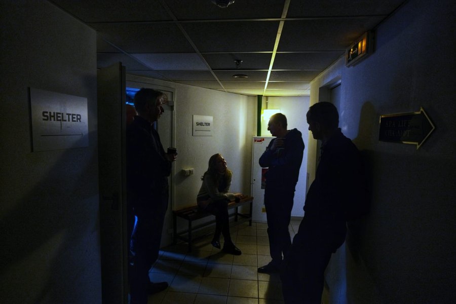 Lotyšský prezident zveřejnil fotografii, na které se ukrývá v Kyjevě uprostřed ruské palby - 1 Tổng thống Latvia đăng ảnh trú ẩn ở Kiev giữa mưa hỏa lực của Nga - 1