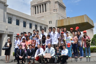 Giáo dục kiểu Nhật: Học sinh tự nấu ăn bán trú, trường không thuê lao công