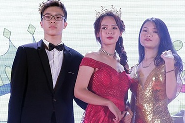 Nữ sinh Nguyễn Bỉnh Khiêm lộng lẫy như công chúa trong đêm dạ hội