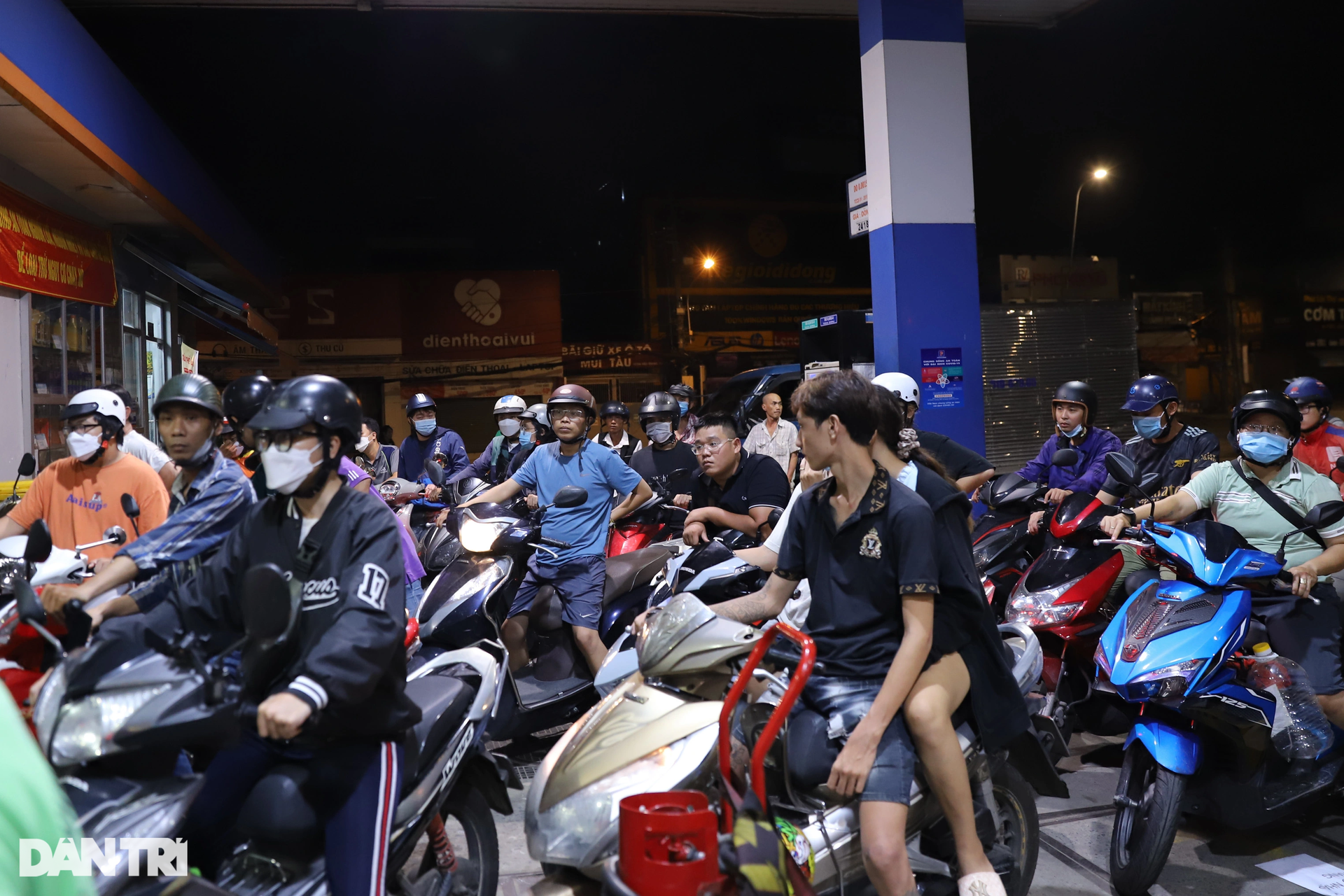 Người dân TPHCM chật vật đổ xăng trong sáng đầu tuần - 15 Người dân TPHCM chật vật đổ xăng trong sáng đầu tuần - 15