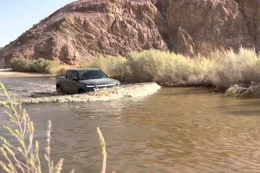 Màn lội nước ấn tượng của xe bán tải điện Rivian R1T