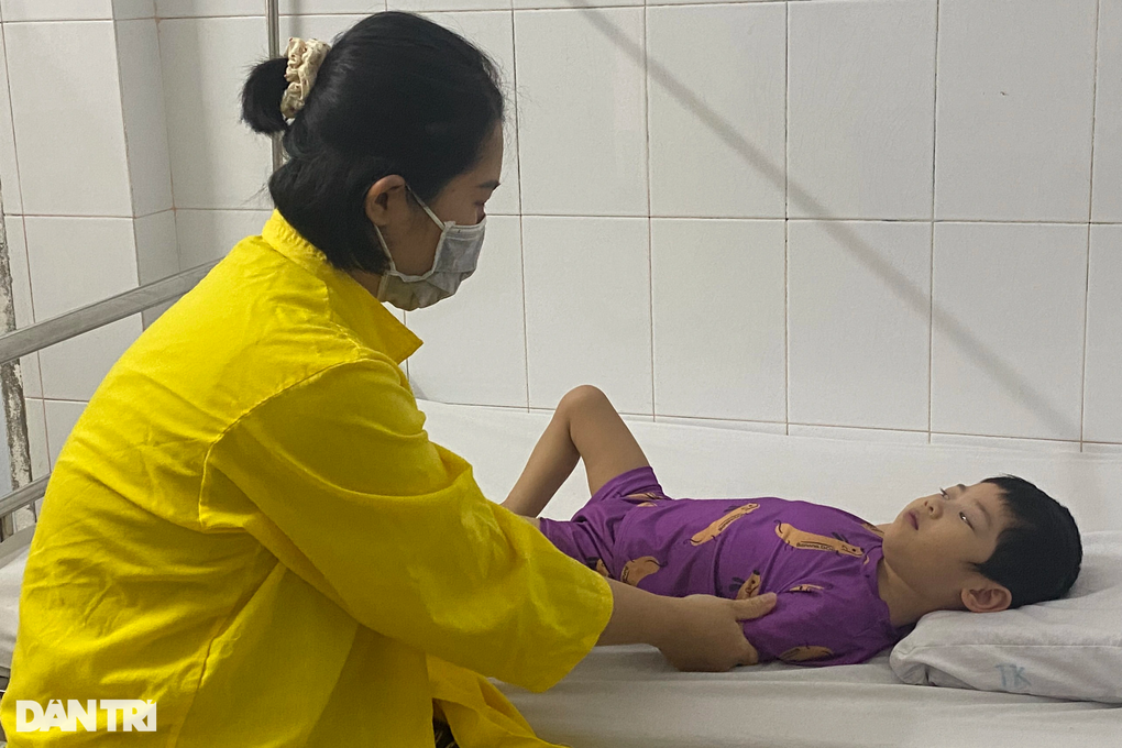 Xót xa tiếng khóc xé lòng của bé gái 4 tuổi bị bệnh tim và bại não hành hạ - 4 Xót xa tiếng khóc xé lòng của bé gái 4 tuổi bị bệnh tim và bại não hành hạ - 4