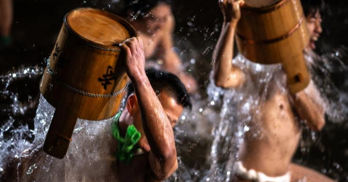 Hàng trăm người đàn ông cùng khỏa thân và đóng khố, tranh nhau túi đựng bùa may mắn (Ảnh cắt từ clip).