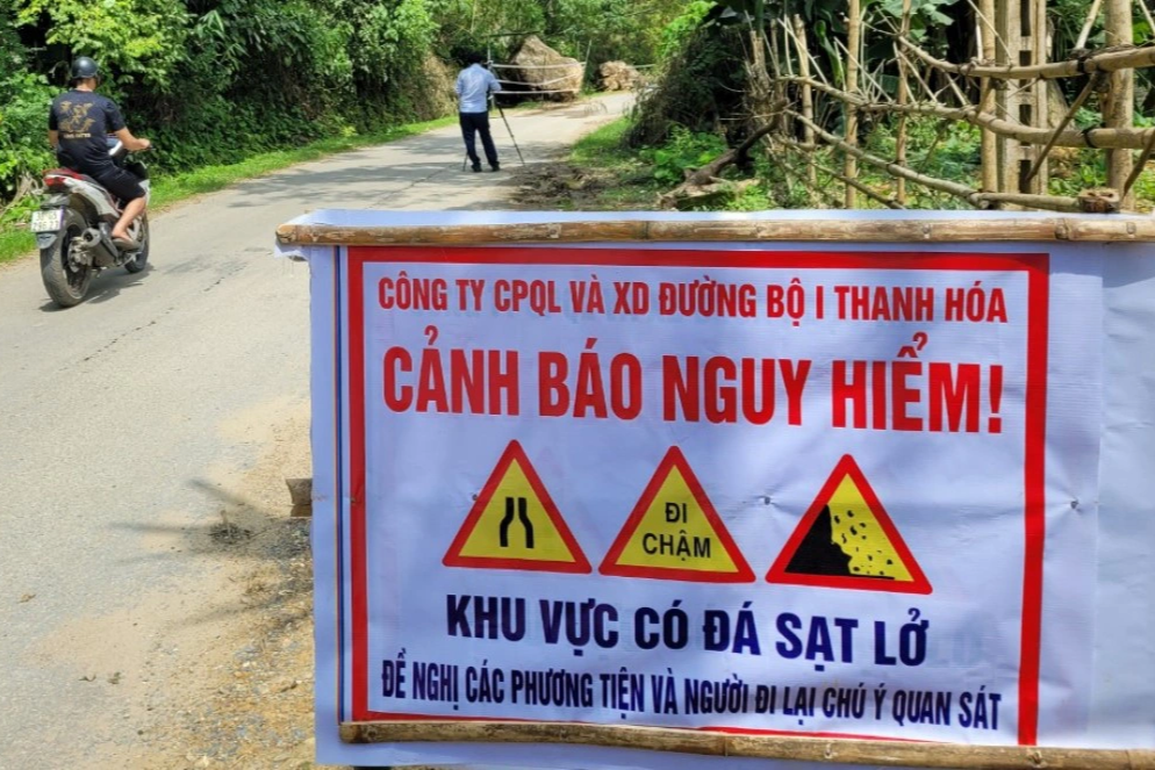 Nhiều khối đá hàng chục tấn lăn xuống khu dân cư - 3