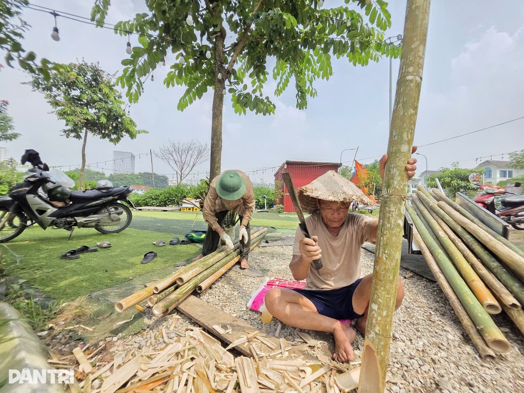 Hà Nội: Công nhân đầm mình dưới hồ sen làm dự án hồi sinh sông Tô Lịch - 2 Hà Nội: Công nhân đầm mình dưới hồ sen làm dự án hồi sinh sông Tô Lịch - 2