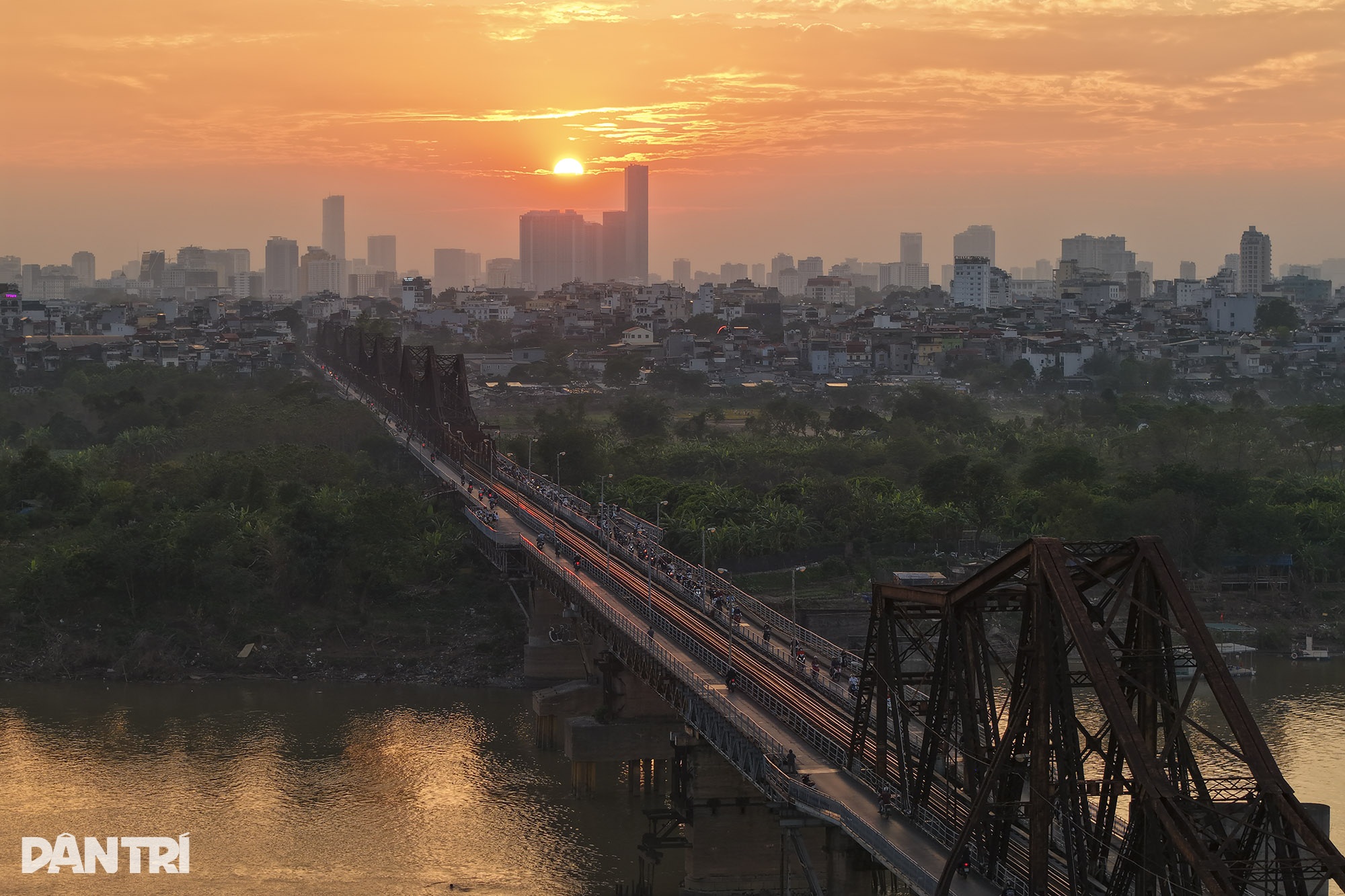تماشای غروب دلانگیز اواخر پاییز بر روی دو پل معروف هانوی - 3 Ngắm hoàng hôn cuối thu rực rỡ trên 2 cây cầu nổi tiếng nhất Hà Nội - 3