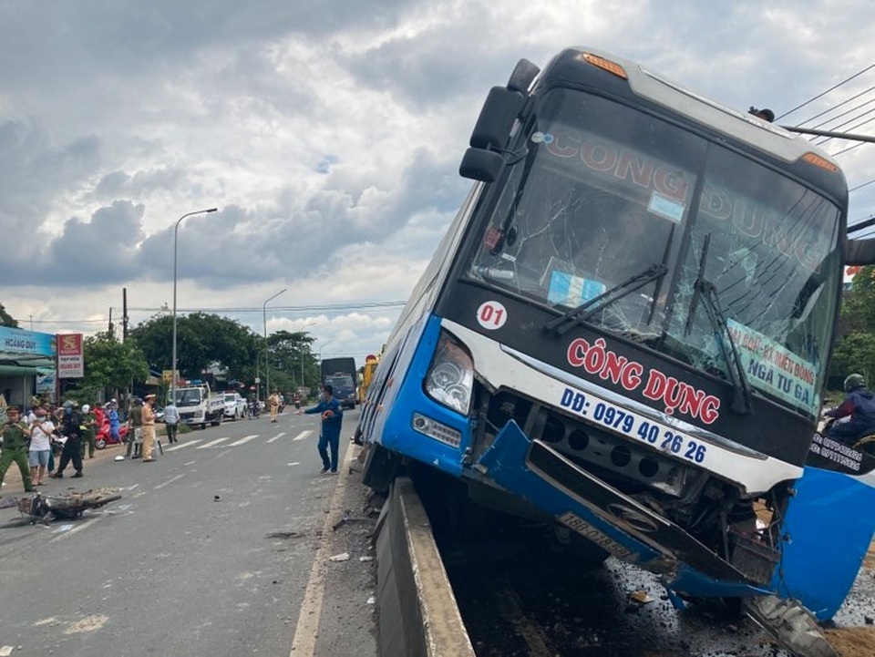 Xe khách tông 2 xe máy rồi trèo lên dải phân cách, 2 người thương vong - 2 Xe khách tông 2 xe máy rồi trèo lên dải phân cách, 2 người thương vong - 2