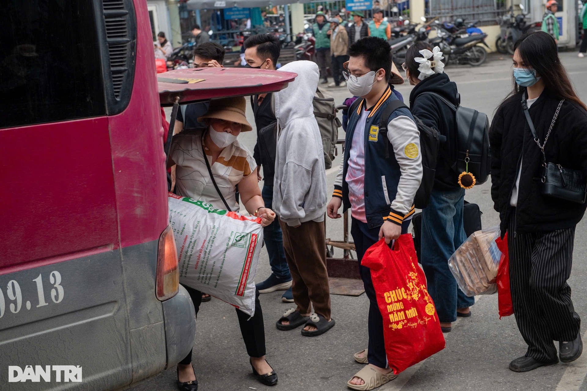 Người dân đổ về Thủ đô ngày cuối kỳ nghỉ, các tuyến đường cửa ngõ tắc dài - 12 Người dân đổ về Thủ đô ngày cuối kỳ nghỉ, các tuyến đường cửa ngõ tắc dài - 12
