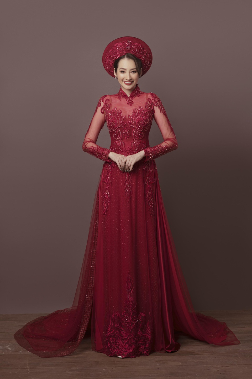 Trúc Diễm tái xuất quyến rũ với tà áo dài - 4