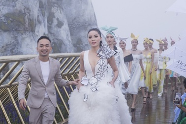 Dàn người đẹp Việt cùng khoe sắc trên sàn catwalk lơ lửng giữa không trung