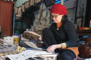Nữ nghệ nhân dành gần nửa thế kỷ "giữ hồn" tranh dân gian Đông Hồ