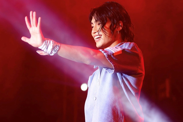 Ca sĩ MONO khuấy động đêm nhạc chào đón tân sinh viên