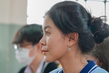 Nữ sinh mồ côi rưng rưng ước có bố mẹ ở bên trong kỳ thi quan trọng cả đời