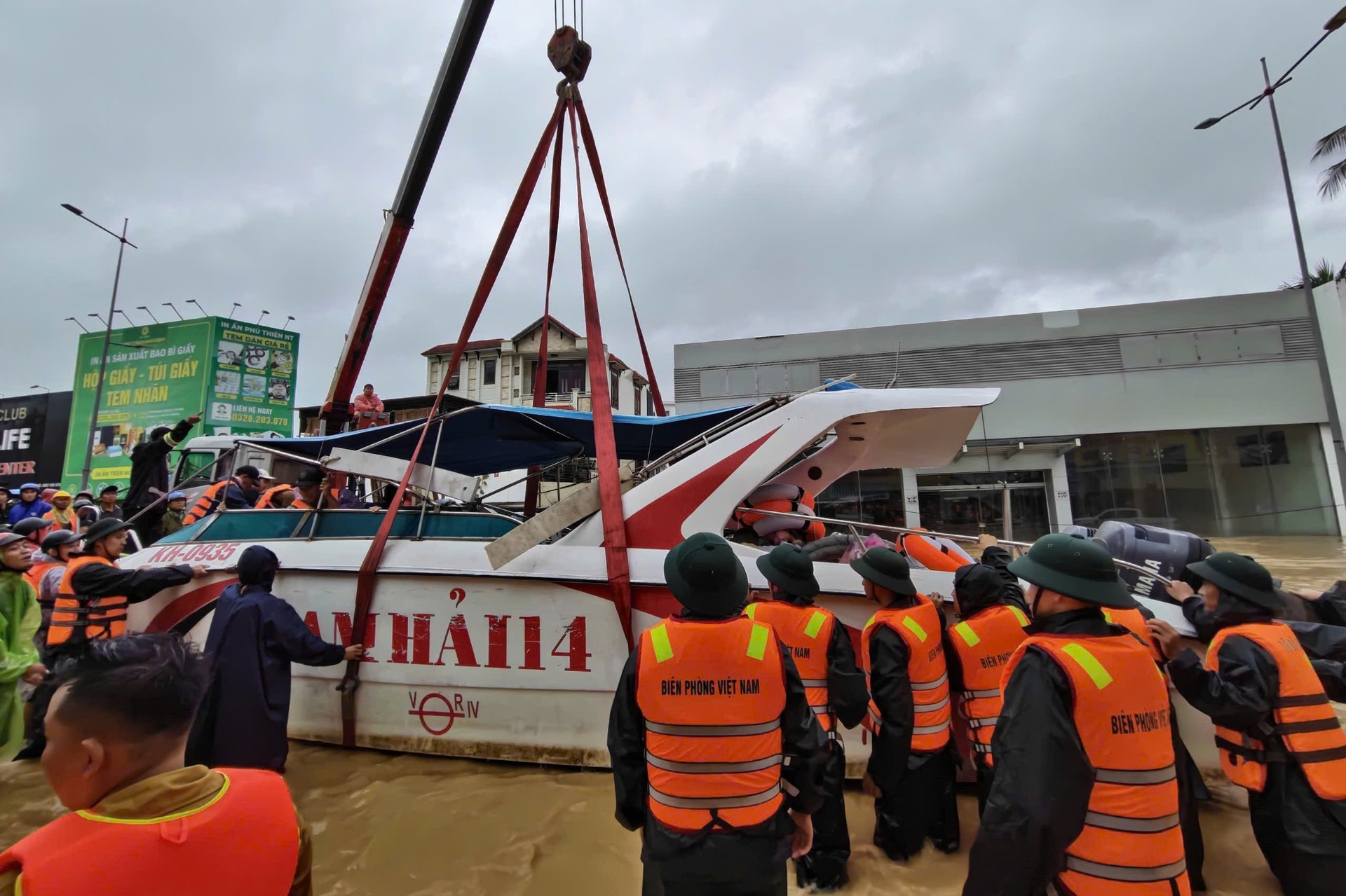 Nước dâng cao, lực lượng chức năng căng mình cứu dân trong lũ - 10 Nước dâng cao, lực lượng chức năng căng mình cứu dân trong lũ - 10