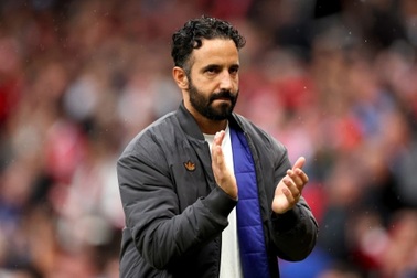 Jamie Carragher bất ngờ tiết lộ lý do HLV Amorim chưa bị Man Utd sa thải