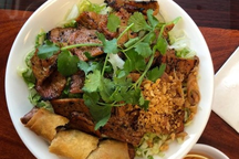 Nhà hàng phở Việt từ ế ẩm vắng khách bỗng đổi vận nhờ cách chẳng ai ngờ