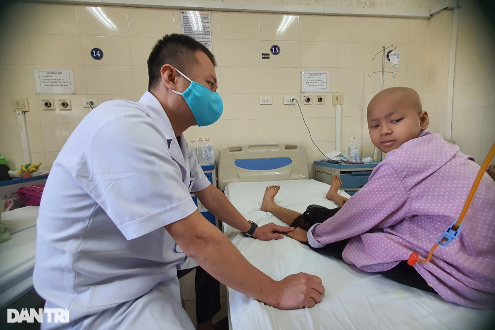 Không có tiền đưa cháu nhập viện sớm, bà bật khóc nhỡ cháu mệnh hệ nào… - 3 Không có tiền đưa cháu nhập viện sớm, bà bật khóc nhỡ cháu mệnh hệ nào… - 3