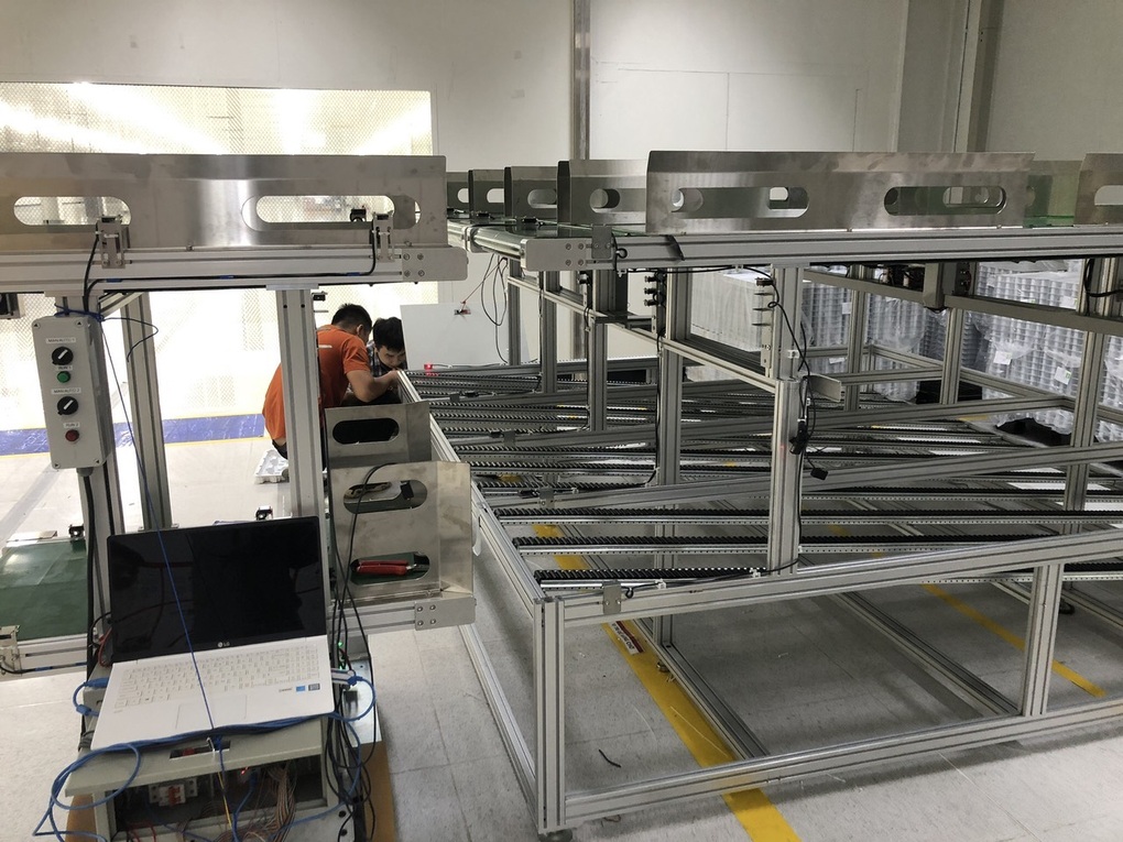 Kỹ sư 9x chế tạo robot dán tem thiết bị ô tô Mercedes, Toyota - 2 Kỹ sư 9x chế tạo robot dán tem thiết bị ô tô Mercedes, Toyota - 2