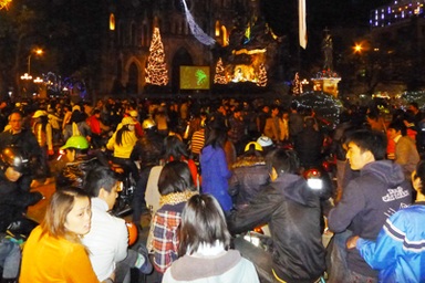 Dịch vụ ăn theo được dịp "vừa bán vừa la"