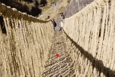 Bạn có đủ can đảm đi trên cầu treo bện bằng cỏ duy nhất thế giới?