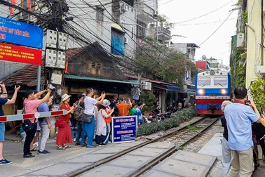 Du khách nước ngoài gặp nạn khi chụp ảnh ở phố cà phê đường tàu