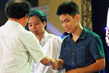 Học sinh THPT Chu Văn An nhận thẻ cử tri - Dấu mốc "đặc biệt" tuổi trưởng thành