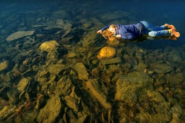 Hồ nước đóng băng phát ra âm thanh kỳ quái như người ngoài hành tinh đang “hát”