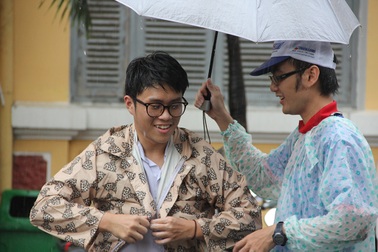 TPHCM: Thí sinh lại đội mưa về sau buổi thi môn Ngoại ngữ