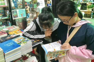 “Giúp con yêu tiếng Việt rồi mới đến việc giỏi tiếng Anh”