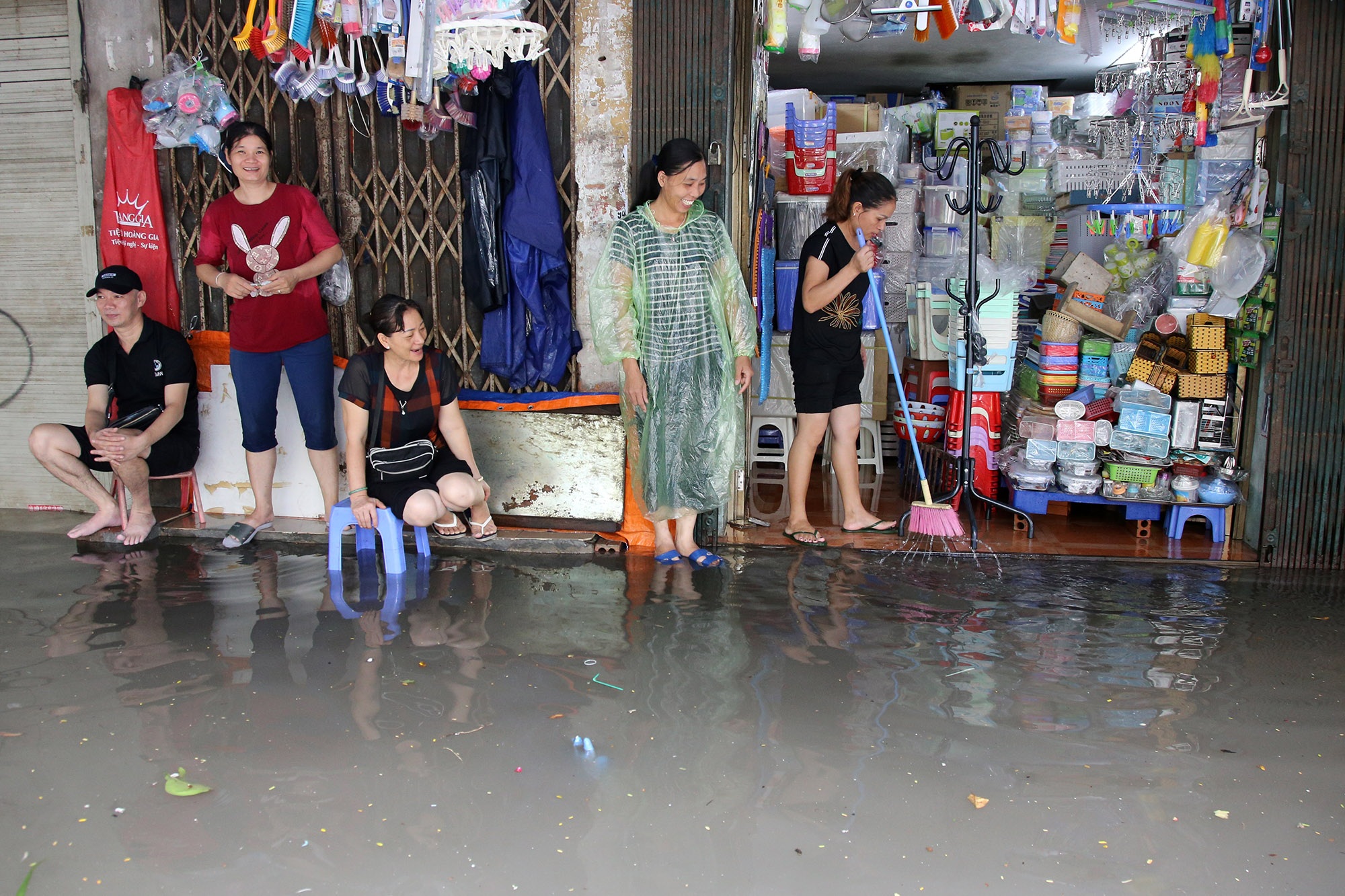 Phố ngập thành sông, người dân Hà Nội hì hục tát nước - 13 Phố ngập thành sông, người dân Hà Nội hì hục tát nước - 13