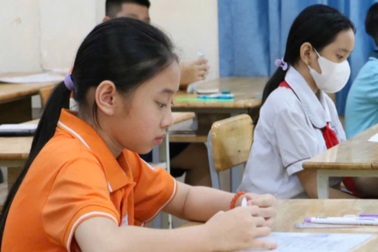 Gãy tay, học sinh "thành phố trong lòng thành phố" vẫn tranh suất vào lớp 6