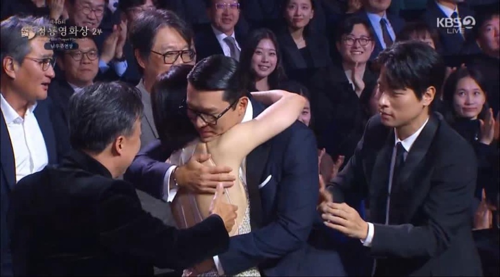 Vợ chồng Hyun Bin - Son Ye Jin cùng thắng giải “Oscar xứ Hàn” - 2 Vợ chồng Hyun Bin - Son Ye Jin cùng thắng giải “Oscar xứ Hàn” - 2