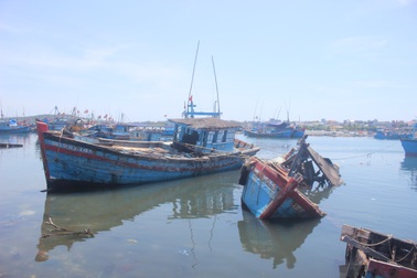 Quảng Ngãi: "Nghĩa địa" tàu cá chẹn nghẽn đường ra vào cảng