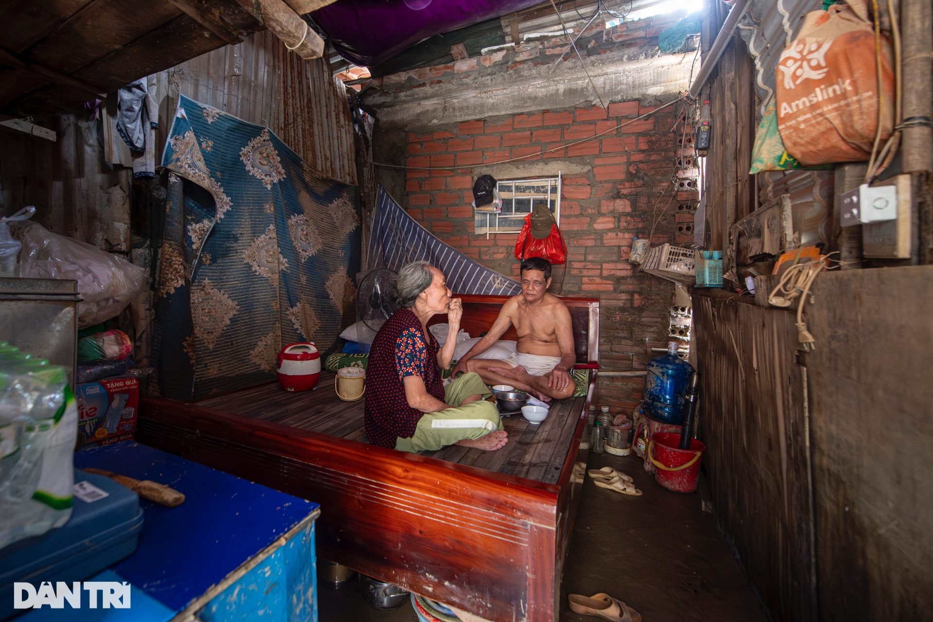 Hà Nội: Tan hoang xóm trọ nghèo ven sông Hồng sau mưa lũ - 15 Hà Nội: Tan hoang xóm trọ nghèo ven sông Hồng sau mưa lũ - 15