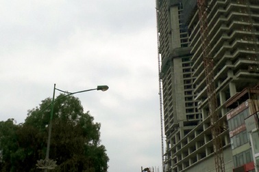 Hà Nội: Hoảng hồn vì cục sắt “từ trên trời” rơi trúng xe buýt