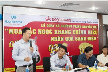 16 khách hàng đầu tiên nhận quà sành điệu từ Sắc Ngọc Khang