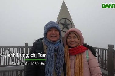 Không xuất hiện băng tuyết, du khách vẫn đội mưa rét đổ lên đỉnh Fansipan