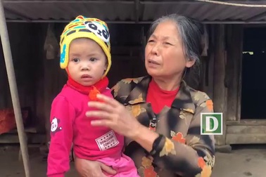 PV Dân trí trao hơn 86 triệu đồng đến chị Ngọc.