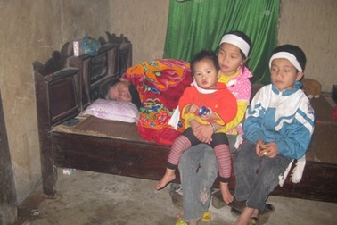 Bố mẹ chết đuối, bé 9 tuổi một tay chăm hai em thơ dại 