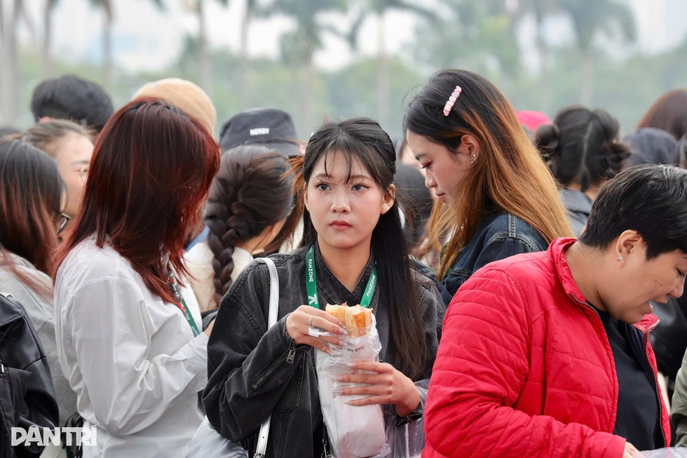 Hà Nội: Fan thức xuyên đêm, ngất xỉu vì kiệt sức chờ xem Anh trai say hi - 5