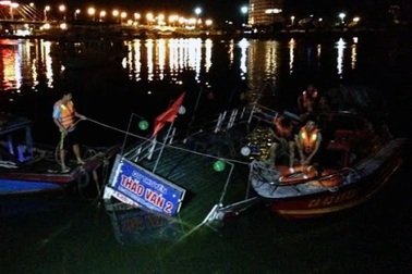 Tàu chìm trên sông Hàn, 10 du khách được cứu kịp thời