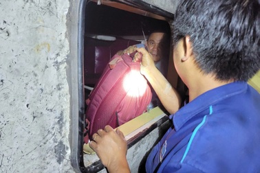 Xe khách lật nghiêng, hàng chục người phá cửa thoát thân