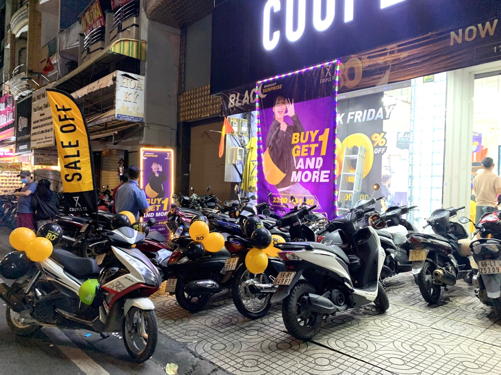 Couple TX mở sale giữa đêm, thu hút nhiều khách hàng mua sắm - 1 Couple TX mở sale giữa đêm, thu hút nhiều khách hàng mua sắm - 1