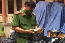 Phát hiện 2 ô tô chở 1.800 chai rượu ngoại "lậu" trị giá gần một tỷ đồng