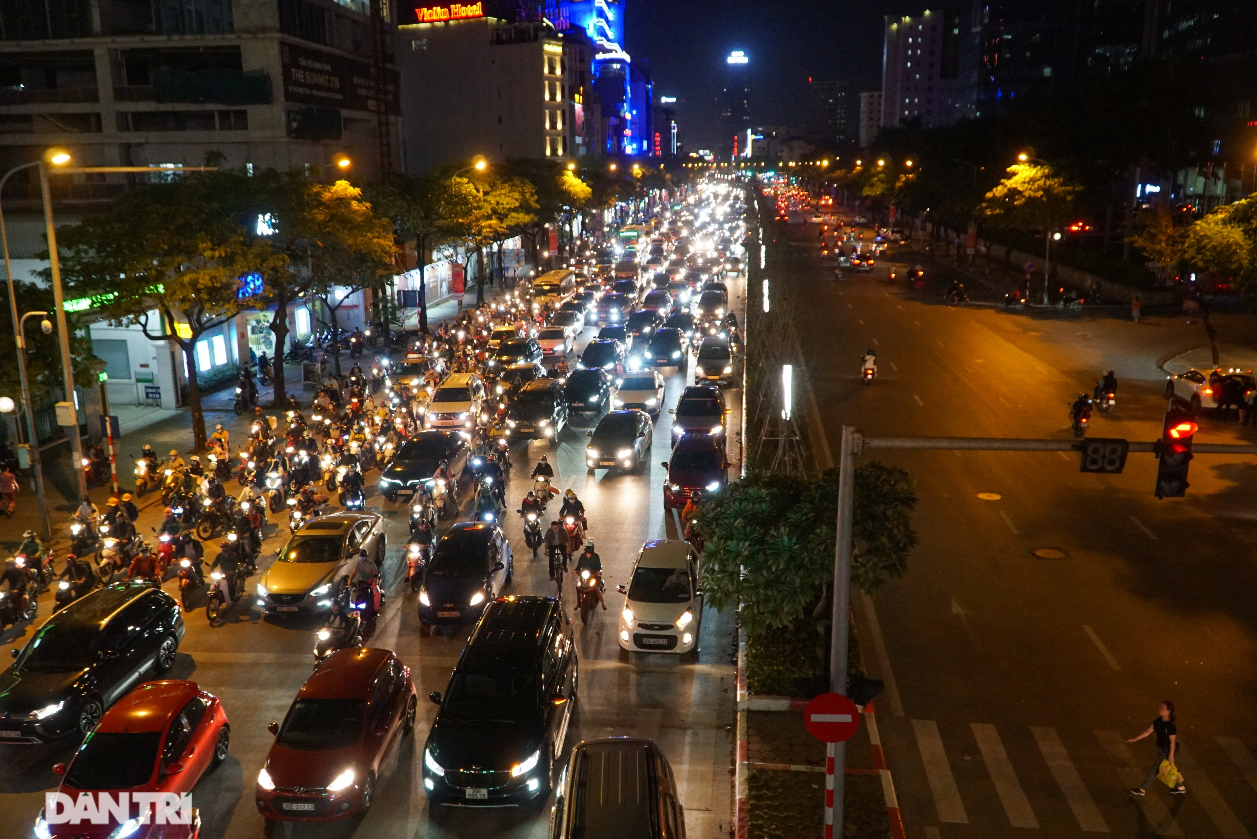 Giao thông “nghẹt thở” tại tuyến đường sắp có làn ưu tiên xe buýt - 13 Giao thông “nghẹt thở” tại tuyến đường sắp có làn ưu tiên xe buýt - 13