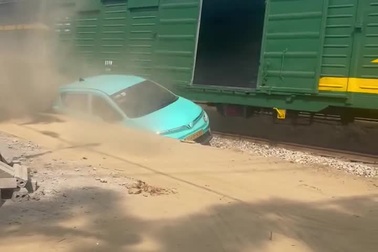 Tài xế taxi bất lực nhìn tàu hỏa tông ngang xe